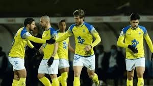 马拉松参赛者在中学校门处小便，官方通报！